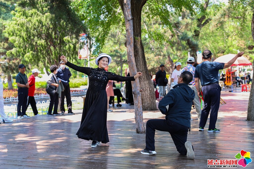 圖看延吉｜延吉人民公園盛夏歡樂(lè)多 市民載歌載舞享愜意時(shí)光
